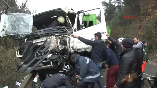 Hafriyat Kamyonu Ile Çöp Kamyonu Çarpıştı : 3 Yaralı Hafriyat Kamyonu Ile Çöp Kamyonu Çarpıştı : 3 Yaralı