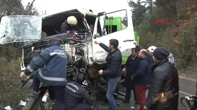 Hafriyat Kamyonu Ile Çöp Kamyonu Çarpıştı : 3 Yaralı Hafriyat Kamyonu Ile Çöp Kamyonu Çarpıştı : 3 Yaralı