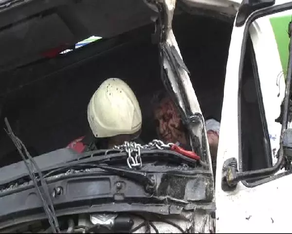 Hafriyat Kamyonu ile Çöp Kamyonu Çarpıştı: 3 Yaralı Hafriyat Kamyonu ile Çöp Kamyonu Çarpıştı: 3 Yaralı