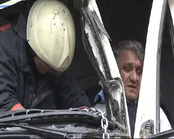 Hafriyat Kamyonu ile Çöp Kamyonu Çarpıştı: 3 Yaralı Hafriyat Kamyonu ile Çöp Kamyonu Çarpıştı: 3 Yaralı