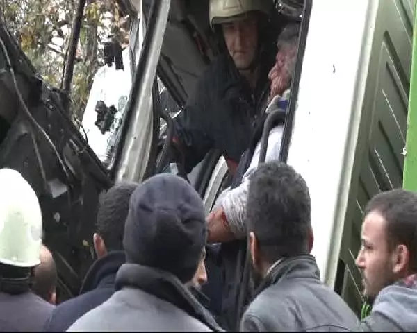 Hafriyat Kamyonu ile Çöp Kamyonu Çarpıştı: 3 Yaralı Hafriyat Kamyonu ile Çöp Kamyonu Çarpıştı: 3 Yaralı