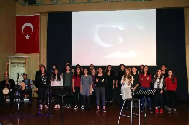 Sonbahar Şiir Gecesi' Duygulandırdı Sonbahar Şiir Gecesi' Duygulandırdı
