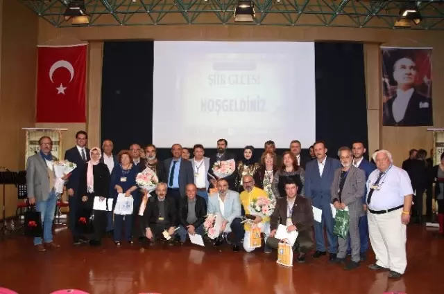 Sonbahar Şiir Gecesi' Duygulandırdı Sonbahar Şiir Gecesi' Duygulandırdı