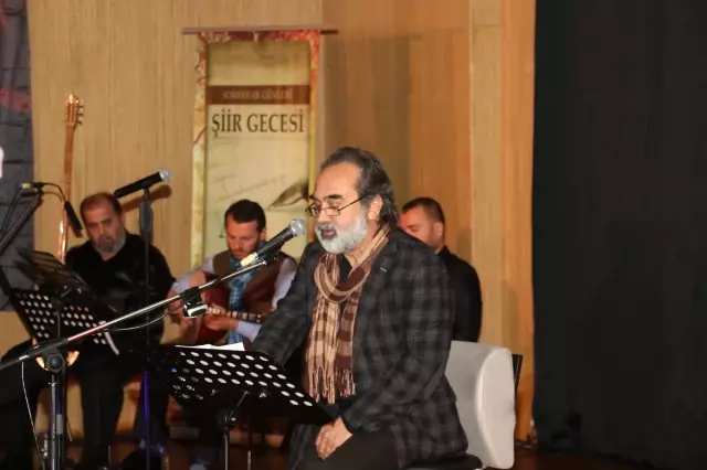 'Sonbahar Şiir Gecesi' duygulandırdı 'Sonbahar Şiir Gecesi' duygulandırdı