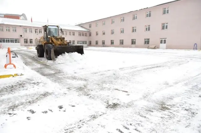 Yakutiye Belediyesi, Okul Bahçelerinin Karını Aldı Yakutiye Belediyesi, Okul Bahçelerinin Karını Aldı
