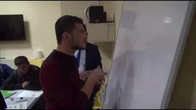 Engelleri Aşmak Için Okuma Yazma Öğreniyorlar