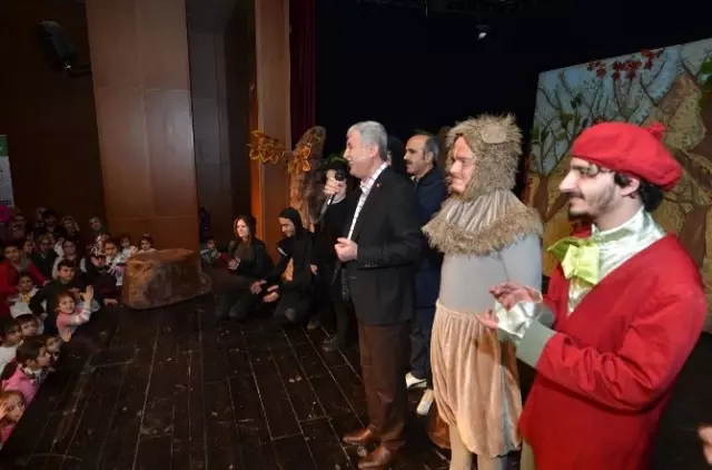 La Fonten Orman Mahkemesi Adlı Tiyatro Oyununa Yoğun İlgi La Fonten Orman Mahkemesi Adlı Tiyatro Oyununa Yoğun İlgi