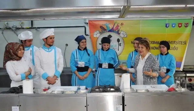 Sahrap Soysal ve Gökmen Sözen Neü'lü Öğrencilerle Bir Araya Geldi Sahrap Soysal ve Gökmen Sözen Neü'lü Öğrencilerle Bir Araya Geldi
