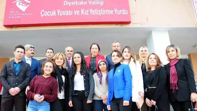 Bakan Soylu'nun Eşi, Diyarbakır'da Çocuk Yuvasını Ziyaret ...