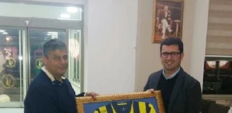 Bergama Belediye Başkanı Gönenç'e İmzalı Fenerbahçe Forması