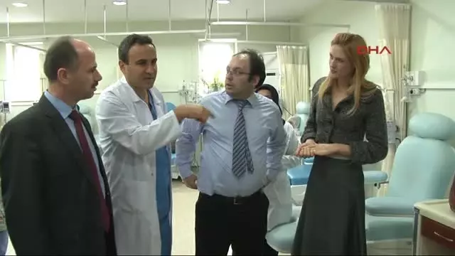 Ünlü Oyuncu Wilma Elles'ten Kanser Hastalarına Moral Ziyareti Ünlü Oyuncu Wilma Elles'ten Kanser Hastalarına Moral Ziyareti