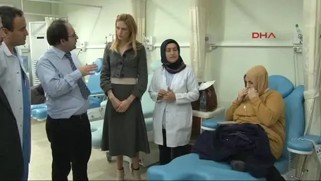 Ünlü Oyuncu Wilma Elles'ten Kanser Hastalarına Moral Ziyareti Ünlü Oyuncu Wilma Elles'ten Kanser Hastalarına Moral Ziyareti
