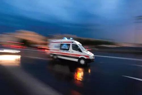 Manisa'da Trafik Kazası: 3 Yaralı Manisa'da Trafik Kazası: 3 Yaralı