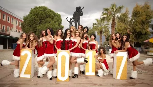 Noel Anneler Yeni Yılı Noel Baba ile Kutladı Noel Anneler Yeni Yılı Noel Baba ile Kutladı