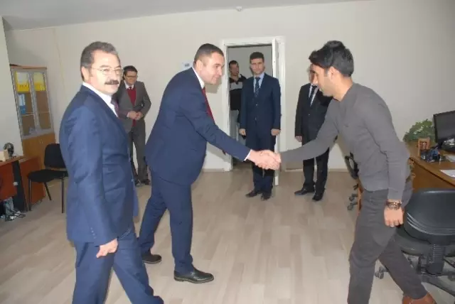 Tuşba Kaymakamı Sarı'dan Veda Ziyareti Tuşba Kaymakamı Sarı'dan Veda Ziyareti