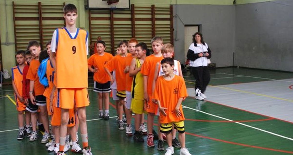 16 Yaşındaki 2,31'lik Basketbolcu, Sağlıklı Kalmak İçin Sıkı Program Uyguluyor