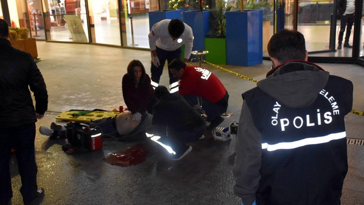 AVM'de Can Veren Genci, Çevredekiler Kahvelerini Yudumlayarak İzledi