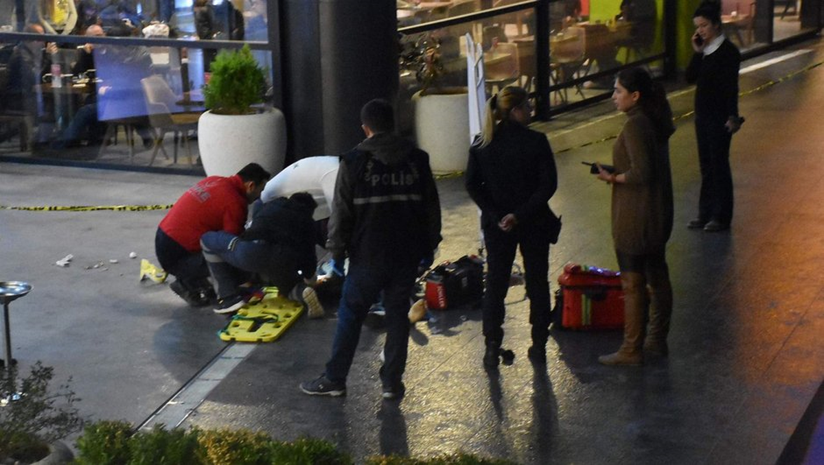 AVM'de İntihar! Telefonu Fırlatıp Kendini Boşluğa Bıraktı