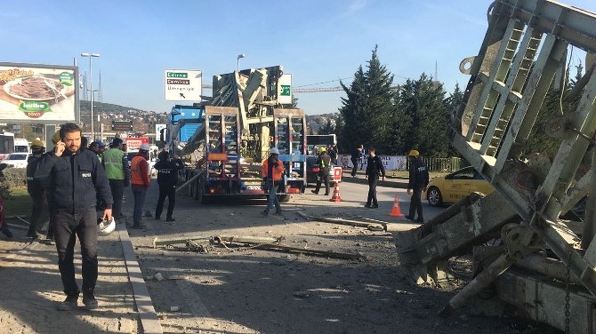 Şoför Yüksekliği Hesaplayamayınca, TIR Üst Geçide Çarptı