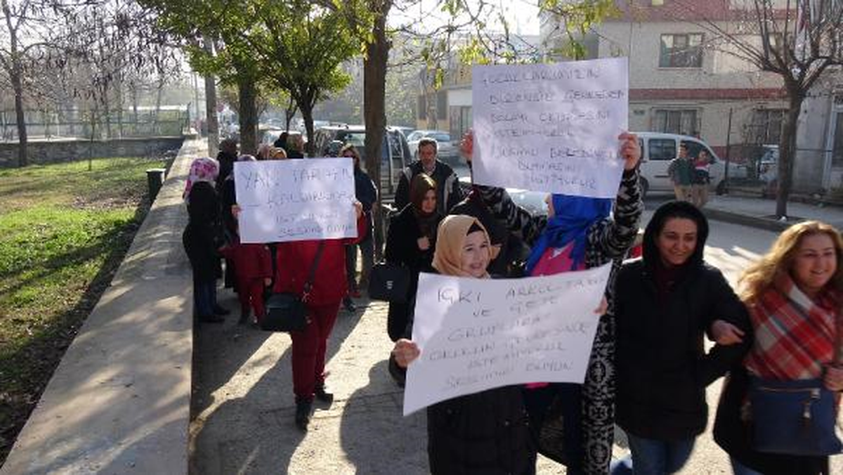 Öğrenci Velileri, Uyuşturucu Bağımlılarını Sopa ile Kovaladı