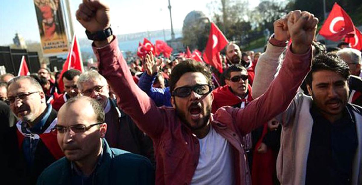 Beşiktaş'taki Saldırı Noktasında Büyük Kalabalık! CHP Logolu Araç Sinirleri Gerdi