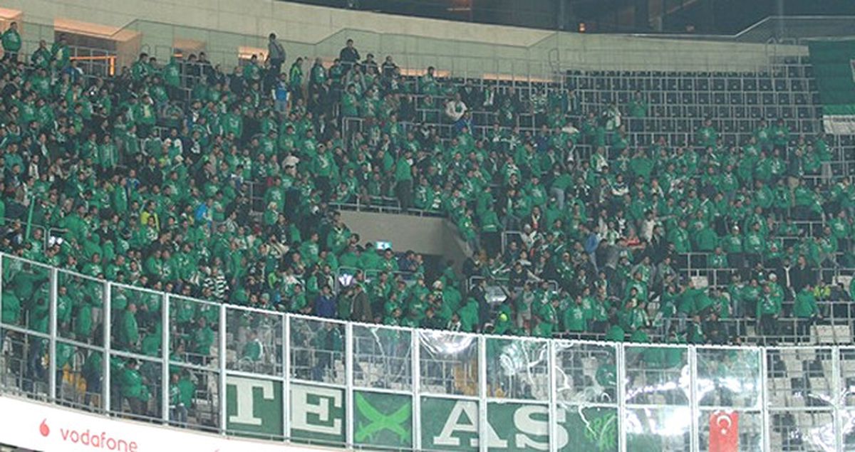 Bursasporlular, Beşiktaşlıların Yardımına 'Aramız Bozuk Kanımız Değil' Mesajını Verdi