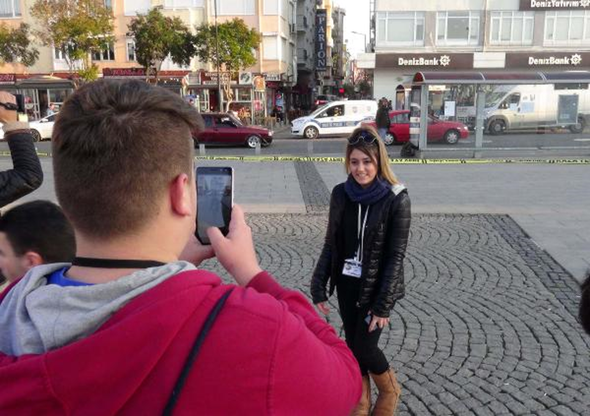 Çanakkale'de Gençler Şüpheli Çanta ile Selfie Çekildiler