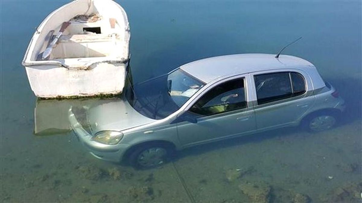 Denize Düşen Otomobili Çekici Çıkardı
