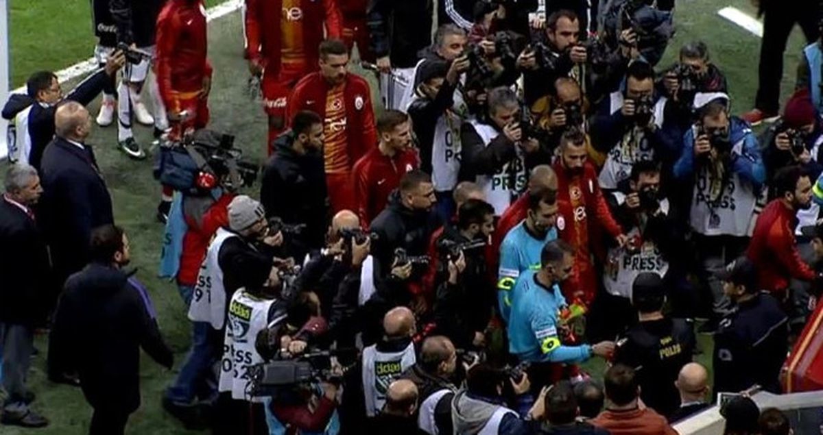 Galatasaraylı Futbolcular Çevik Kuvvet Polislerine Çiçek Verdi