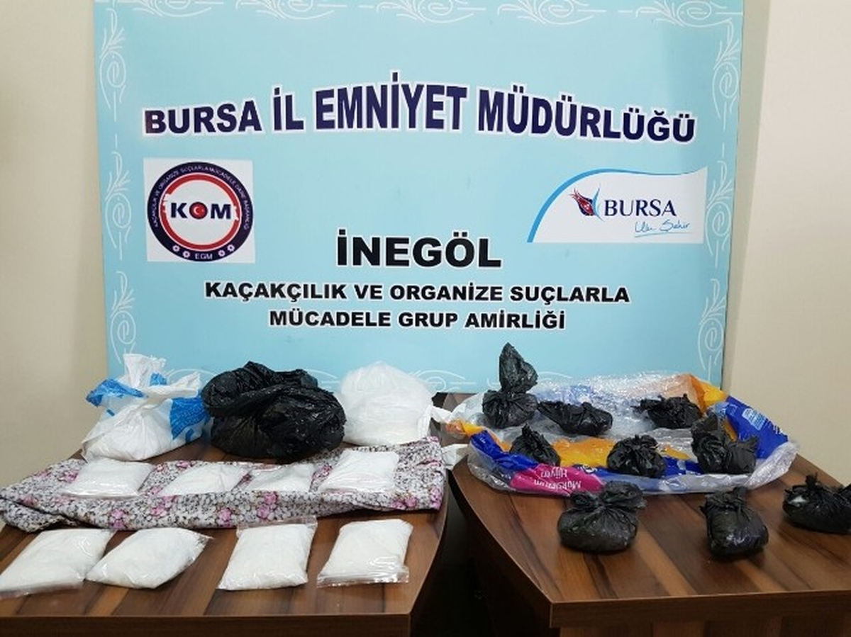 Genç Kızın İç Çamaşırından, 82'lik Ninenin İse Belinden Uyuşturucu Çıktı