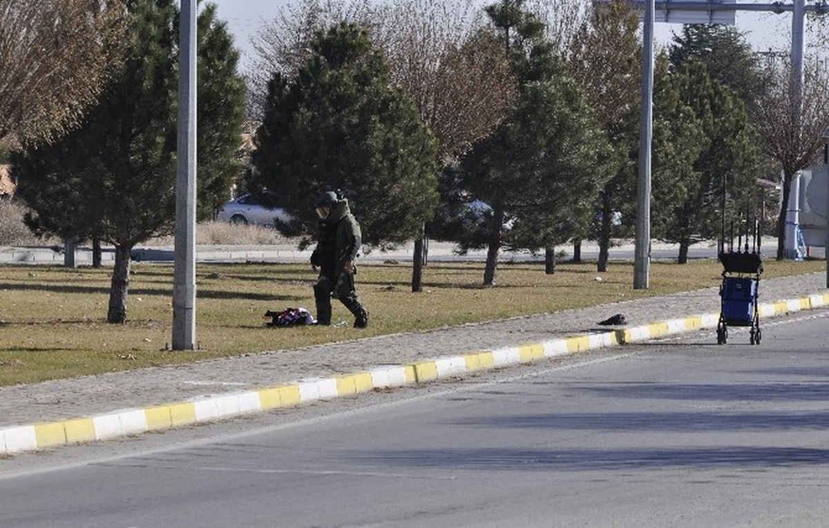 Afyon'da Şüpheli Çanta Paniği! Polisten Kaçan Kadın Ortalığı Birbirine Kattı