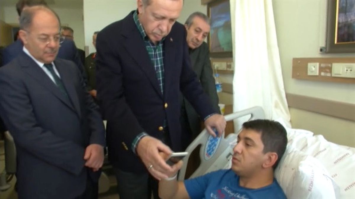 Yaralı Polis Erdoğan'a Anlattı! Şarapnel Parçası Telefonuna İsabet Etmiş