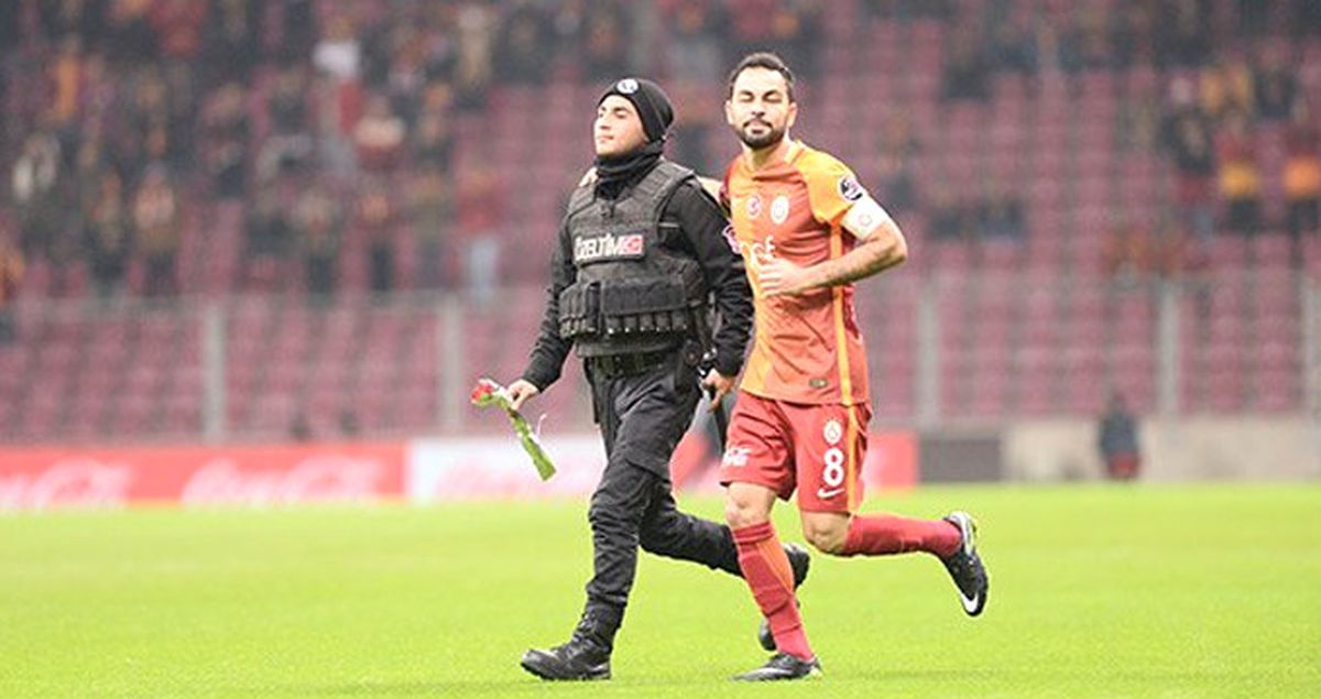 Selçuk İnan, Saha Ortasına Çıkardığı Çevik Kuvvet Polisini Alkışlattı