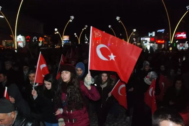 Tokat'ta Vatandaş Teröre Tepki Yürüyüşü Düzenledi Tokat'ta Vatandaş Teröre Tepki Yürüyüşü Düzenledi