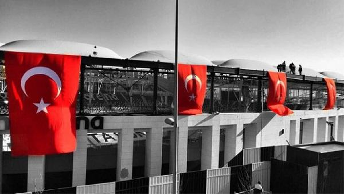 Vodafone Arena'ya Terör Nedeniyle Ay-Yıldızlı Bayraklar Asıldı