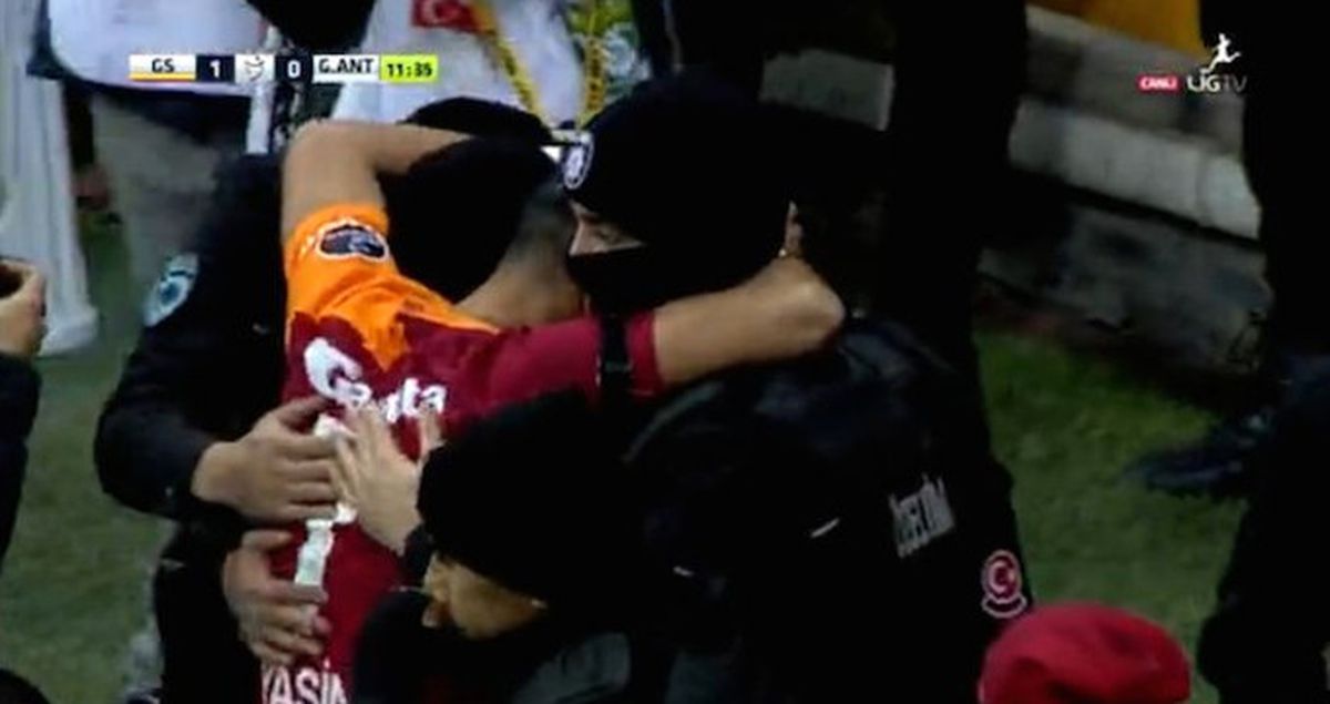 Yasin, Gol Sevincini Asker Selamı Vererek ve Polise Sarılarak Yaşadı