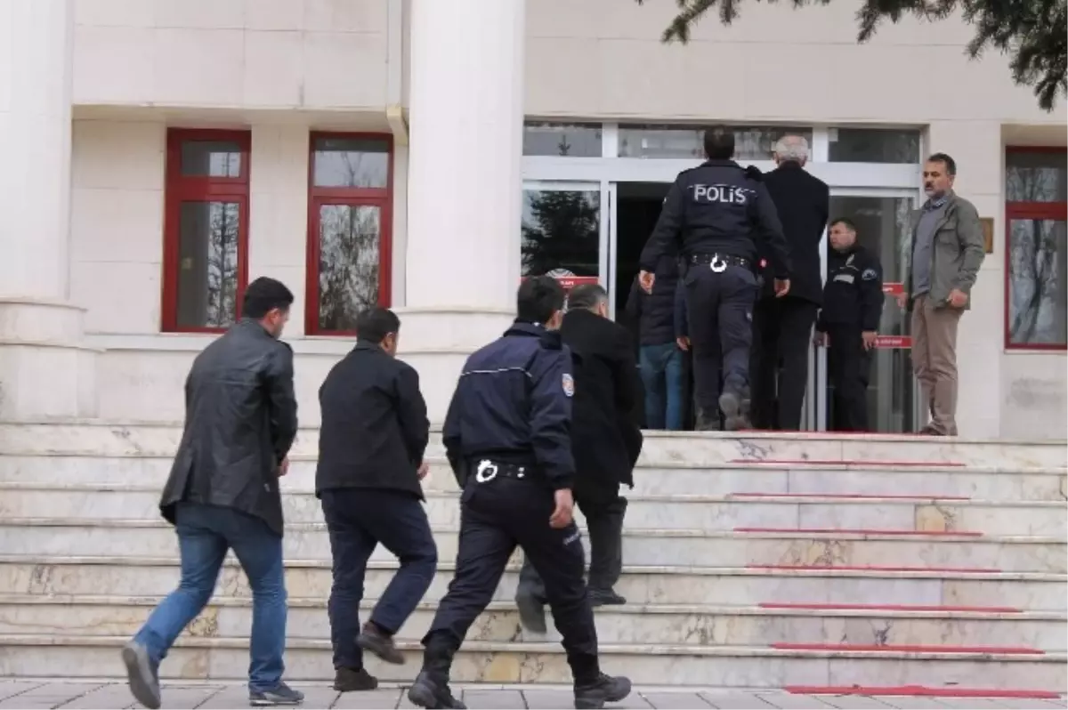 Afyonkarahisar'da 18 Kişi Fetö'den Adliyeye Sevk Edildi