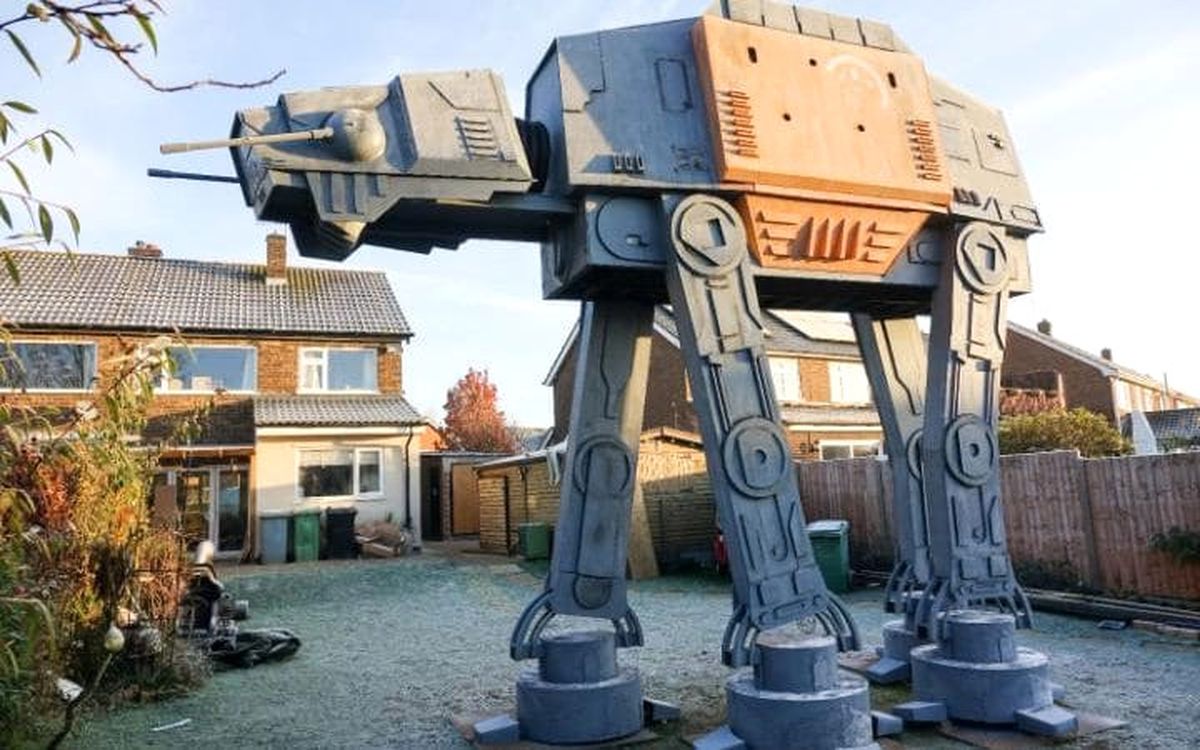 Çılgın Mucit Colin Furze Kendine 'AT-ACT Walker' Yaptı