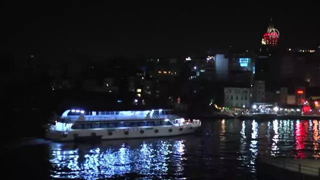 Galata Kulesi Kırmızı Beyaza Büründü