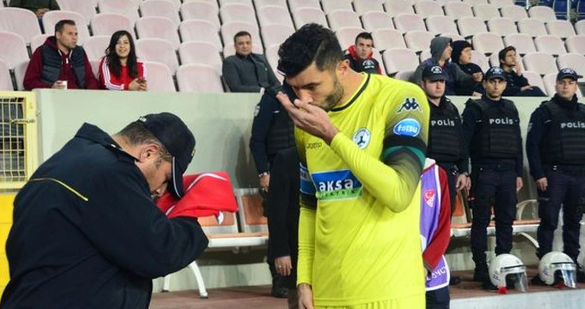 Giresunspor Kalecisi Eser, Polis Bayrağı Öpünce Gözyaşlarını Tutamadı
