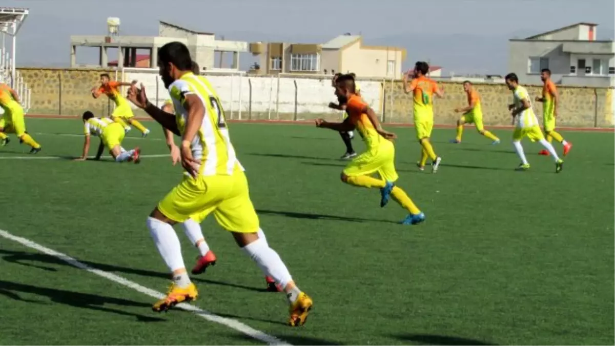Amatör Futbolcu Maçta Gol Atıp Polislere Sarıldı