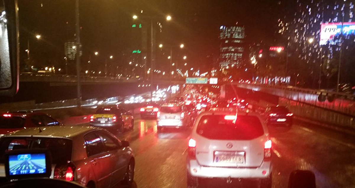 Yağmur Yağdı, İstanbul'da Trafik Kilitlendi!