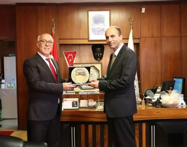 Kaymakam Karameşe Başkan Uyan'la Vedalaştı Kaymakam Karameşe Başkan Uyan'la Vedalaştı