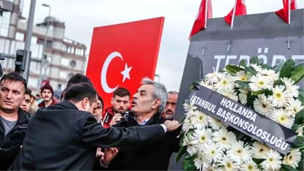 Konsoloslar Çelenk Bıraktı