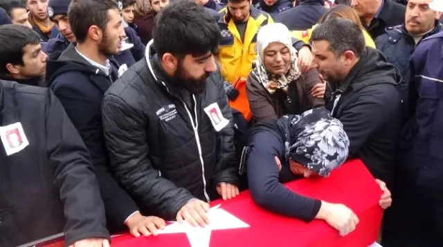 Muş Şehidine Ağladı Muş Şehidine Ağladı