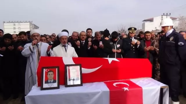 Muş Şehidine Ağladı Muş Şehidine Ağladı