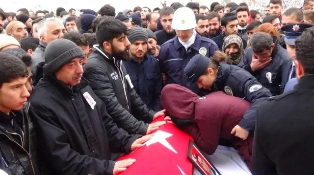 Muş Şehidine Ağladı Muş Şehidine Ağladı