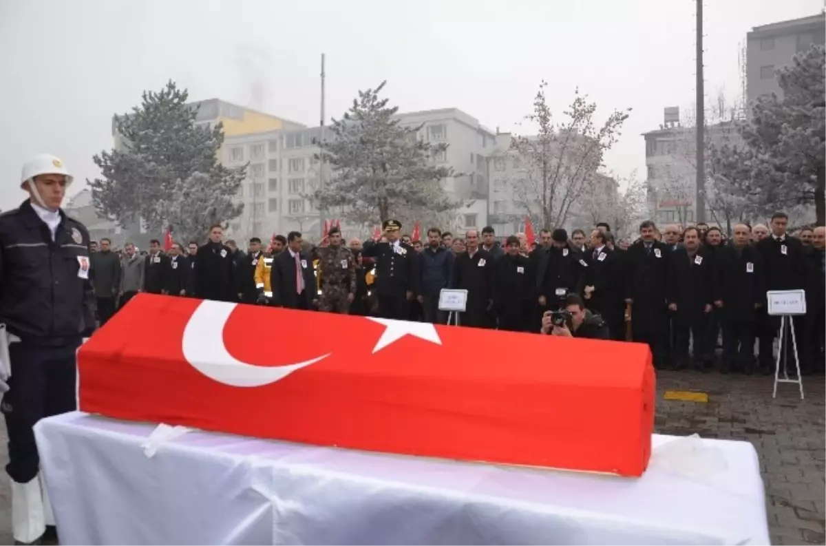 Muşlu Şehit Polis Türkçe ve Kürtçe Ağıtlarla Uğurlandı