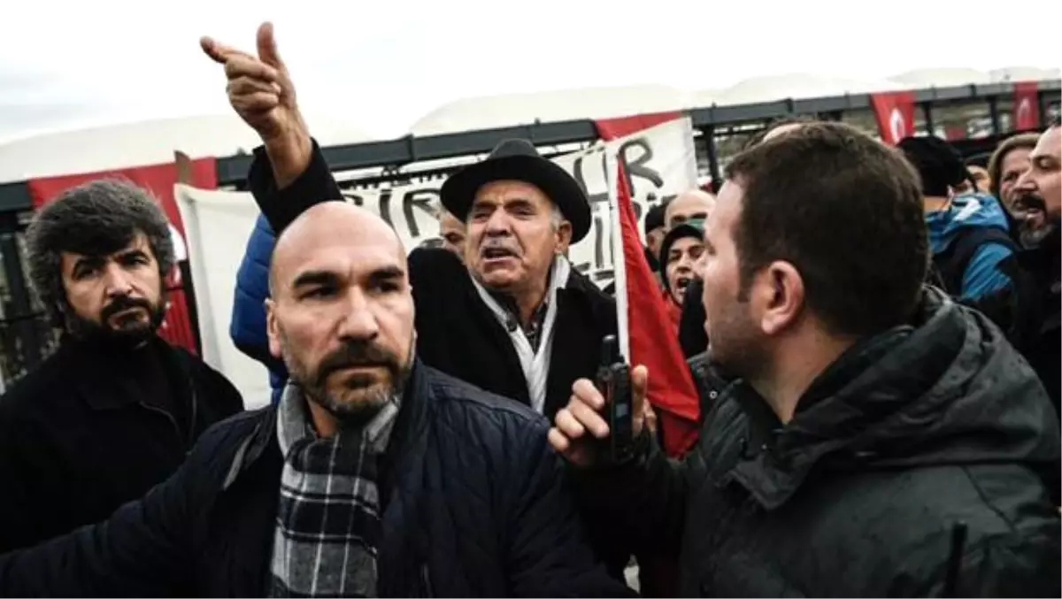 Saldırı Alanına Çelenk Bırakan Konsoloslara Tepki Gösterildi