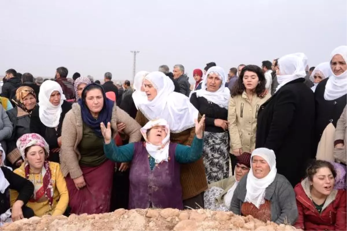 Terör Saldırısı Kurbanı Şoför, Kürtçe Ağıtlarla Toprağa Verildi